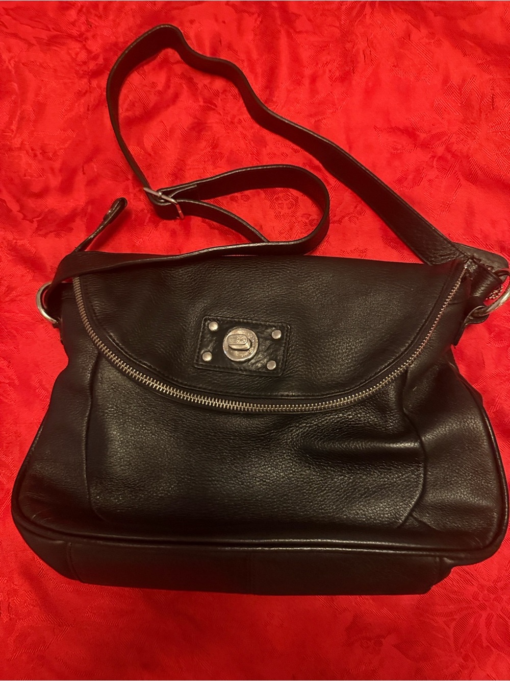 La diva Black Leather Shoulder Bag with Turn-Lock Detail